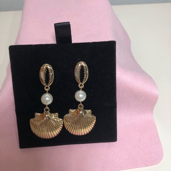 Cowrie shell Pearl dangle earrings - Picture 3 of 3